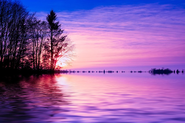 Cuaderno abierto con diagramas y bocetos de ideas junto a lápices de colores en un escritorio de madera