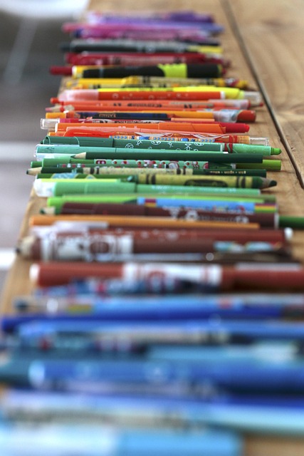 Espacio de trabajo luminoso con escritorio ordenado, cuaderno abierto y planta verde en un entorno profesional en Madrid