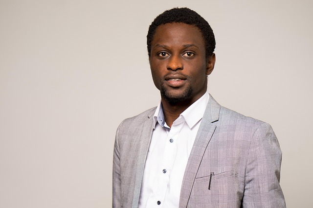 Retrato profesional de Elena Martín directora del programa educativo IdeaFlow en un despacho con luz natural