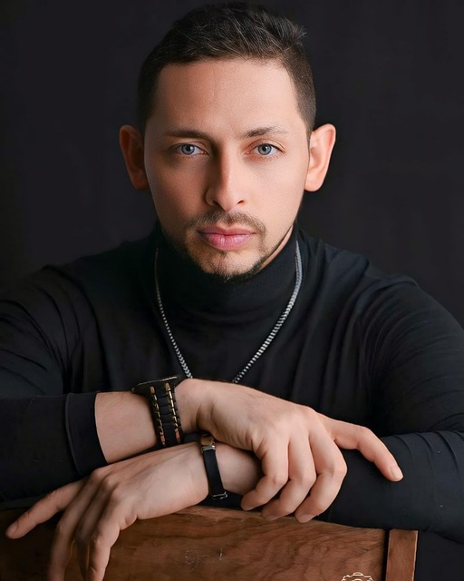 Retrato profesional de Lucía Fernández coordinadora de contenidos educativos sentada en una biblioteca con libros